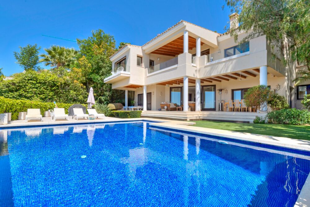 incredible luxury villa for sale in el herrojo alto (1)